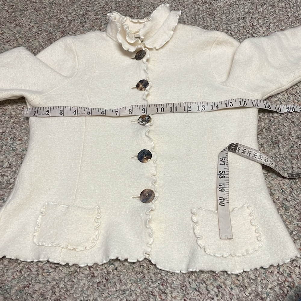 100% wool Cream Ruffled Button-Up cardigan - Picture 4 of 8
